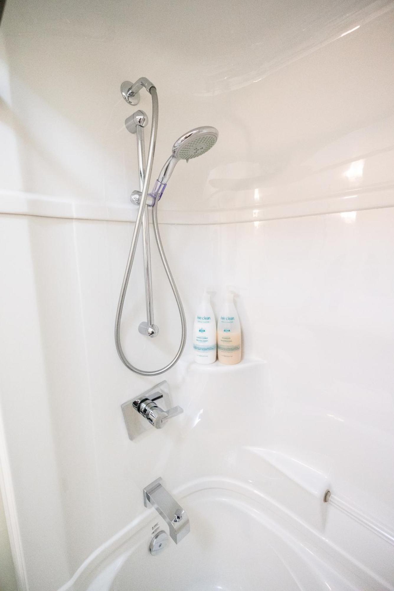 Spacious 3 Bedroom Apartment In Heart Of Niagara Thorold Exterior foto