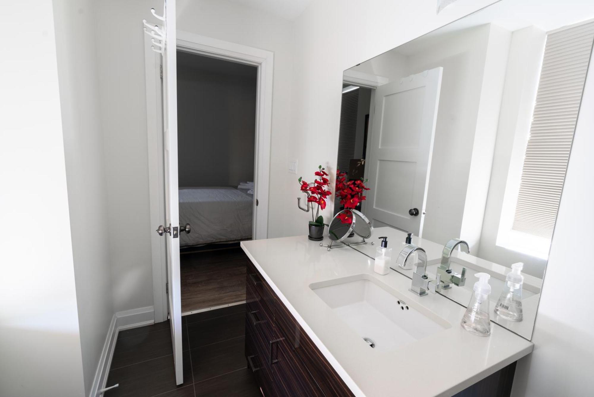Spacious 3 Bedroom Apartment In Heart Of Niagara Thorold Exterior foto