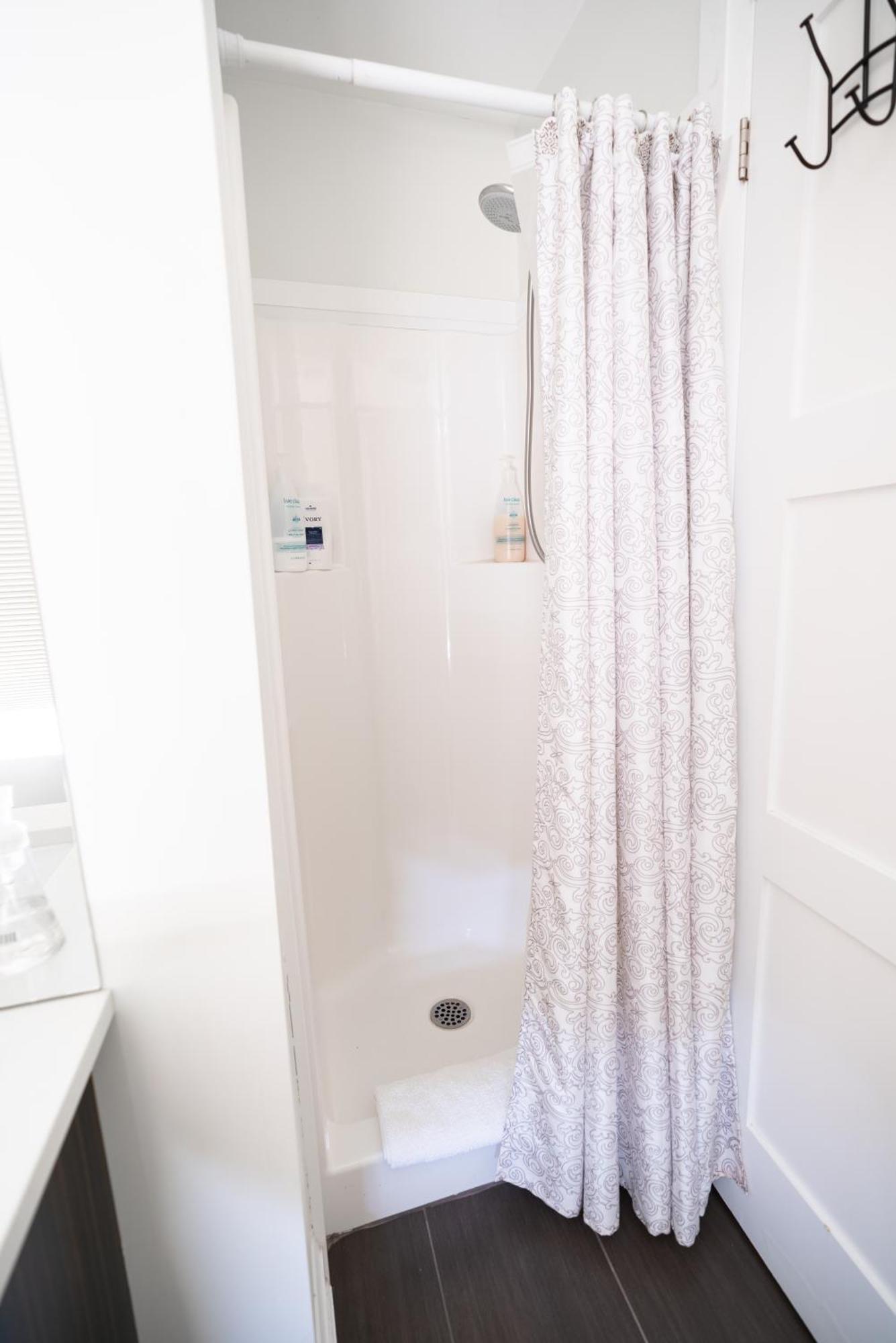 Spacious 3 Bedroom Apartment In Heart Of Niagara Thorold Exterior foto