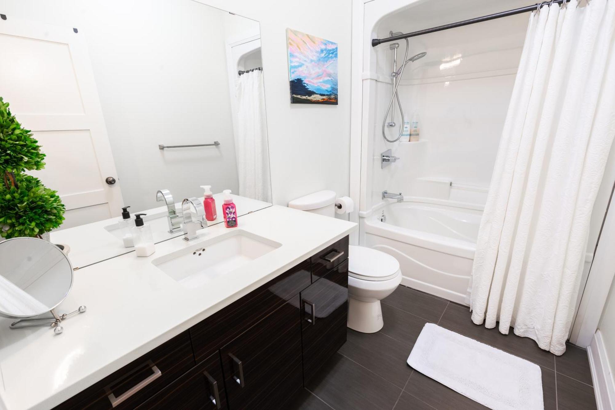 Spacious 3 Bedroom Apartment In Heart Of Niagara Thorold Exterior foto